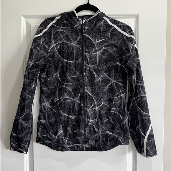 Nike Shield Impossibly Light Running Jacket
(Wind breaker / rain jacket) - Picture 2 of 5
